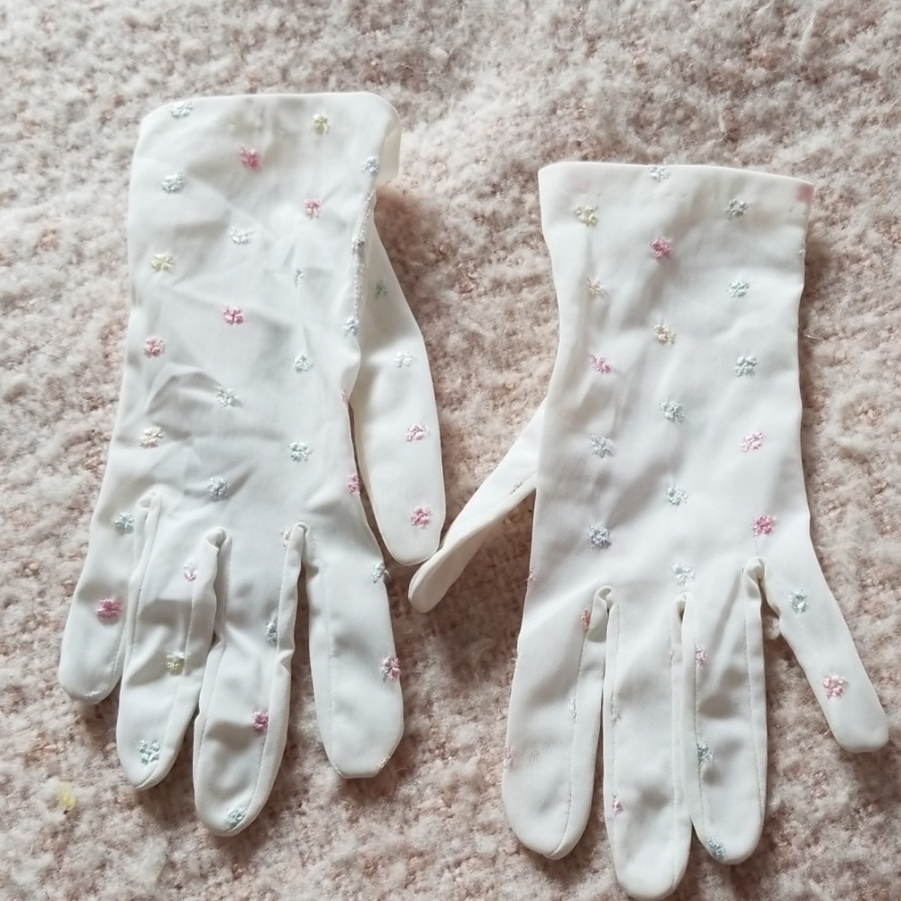 Vintage embroidered gloves